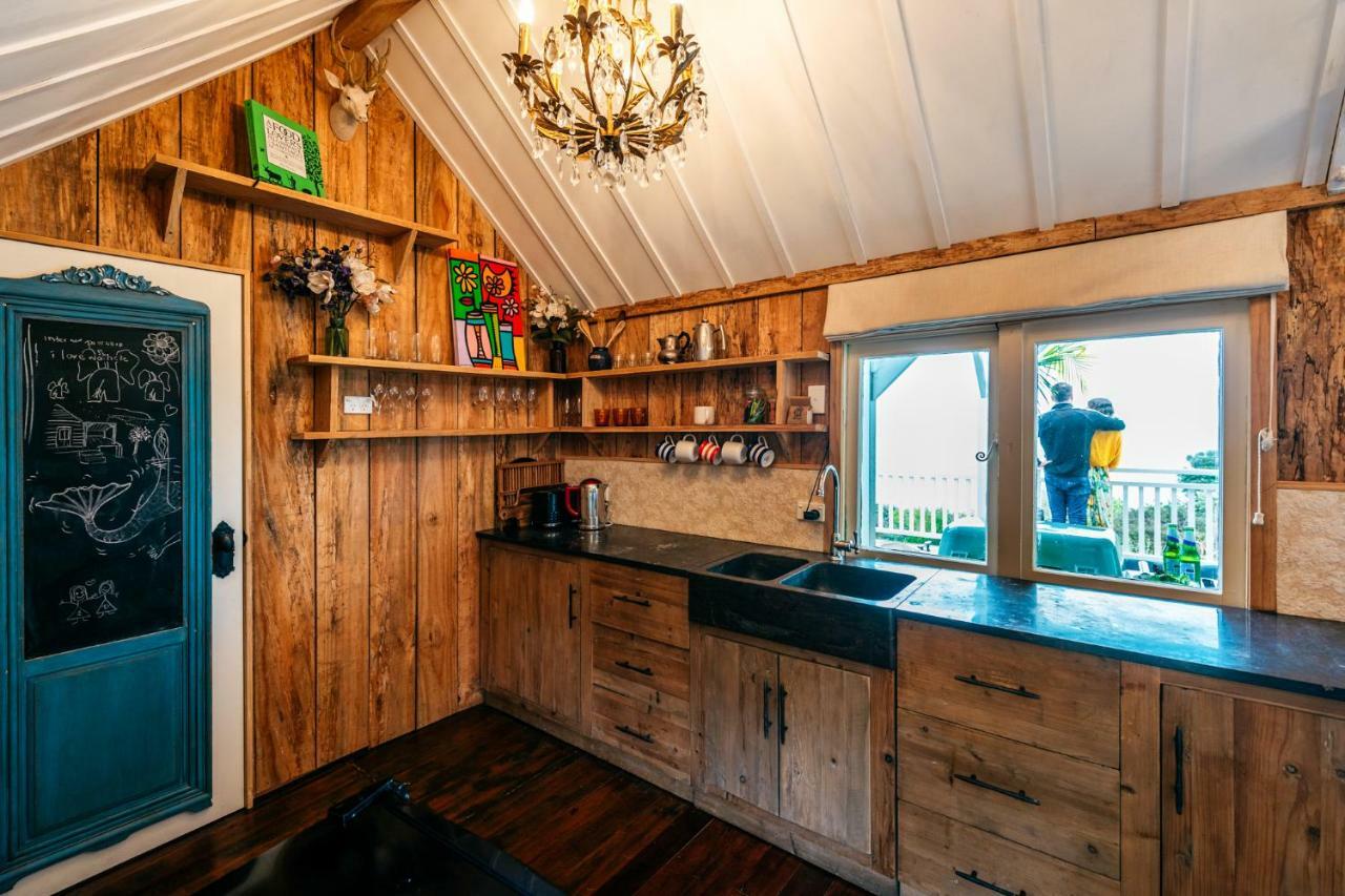 The Settlers Hut Villa Oneroa Dış mekan fotoğraf
